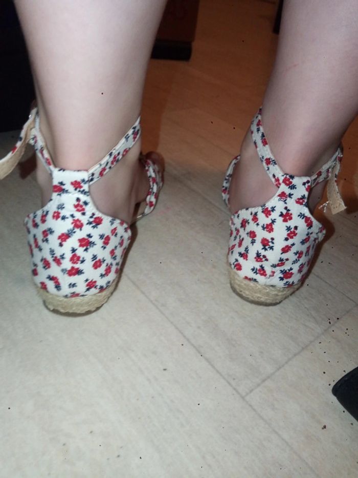 Sandales tissu fleurs rouges Liberto talons tressé - photo numéro 2