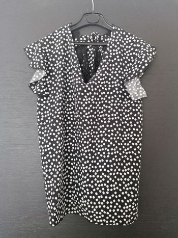 Jolie blouse avec dentelle ds le dos
