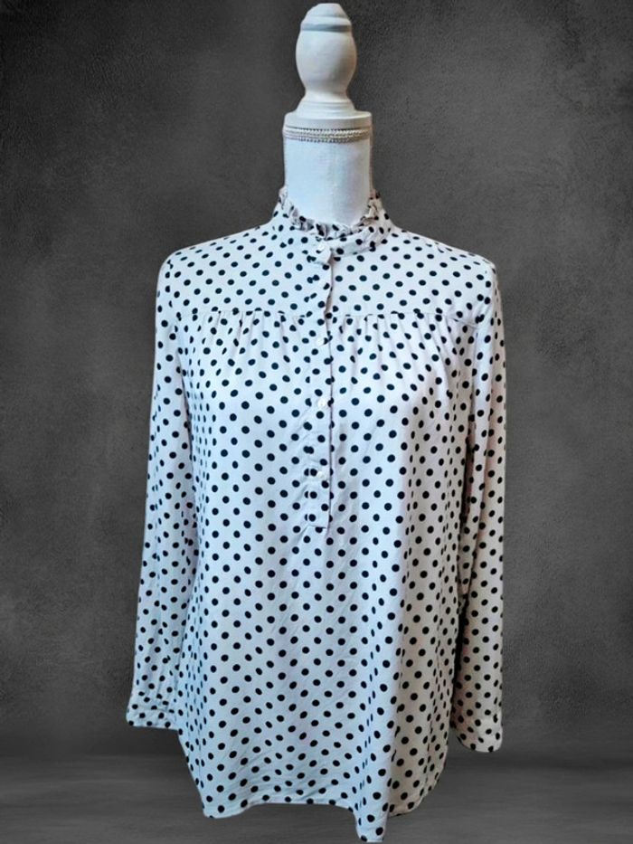 Blouse à pois.