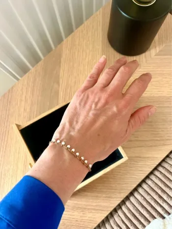 Bracelet chaîne fine doré avec perles blanches pendantes