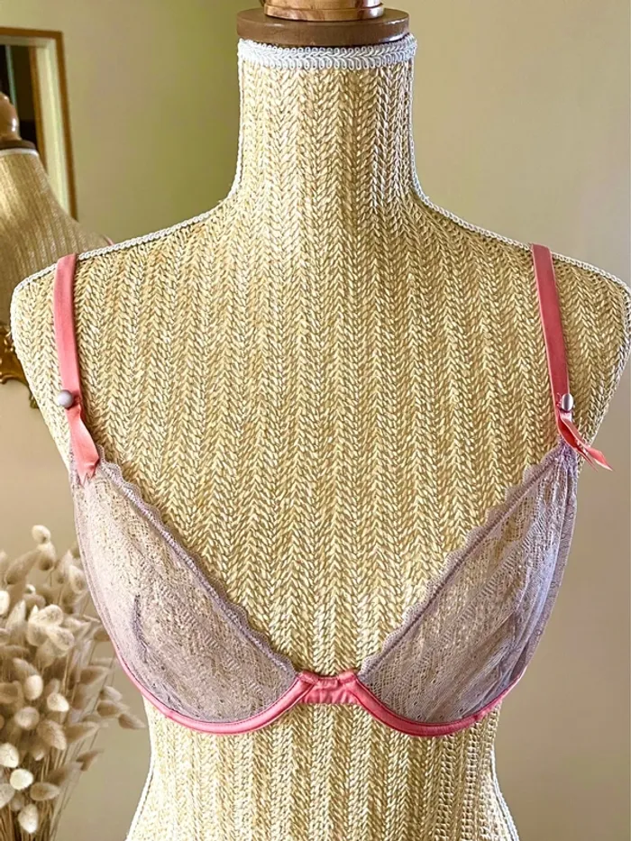 sublime Soutien-gorge dentelle grise transparente détails satinés rose corail sublime et délicat - photo numéro 4
