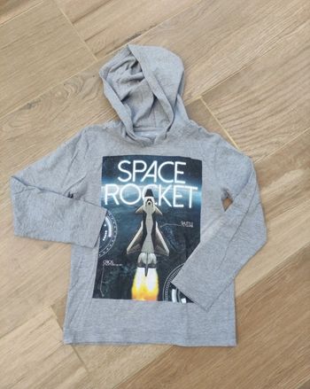 T.shirt capuche très bon état 8 ans