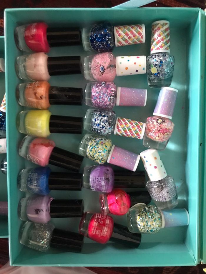 Lot de vernis + boîte de rangement