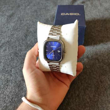 Montre Casio vintage en acier avec cadran bleu marine