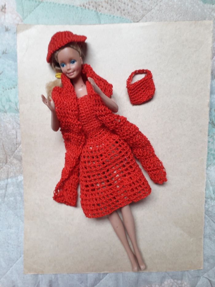 Poupée Barbie habillée de neuf.