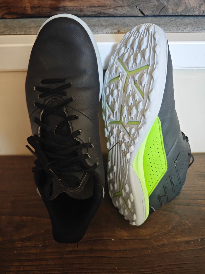 Chaussure de sport, foot en salle, bon état