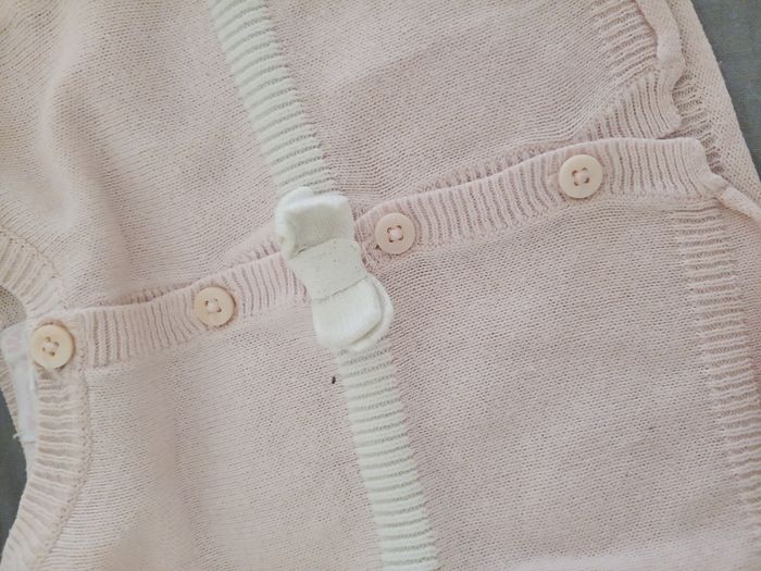 Gilet rose et blanc 1 mois - photo numéro 3