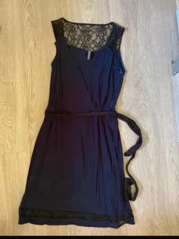 Robe bleu marine t 34 dentelle