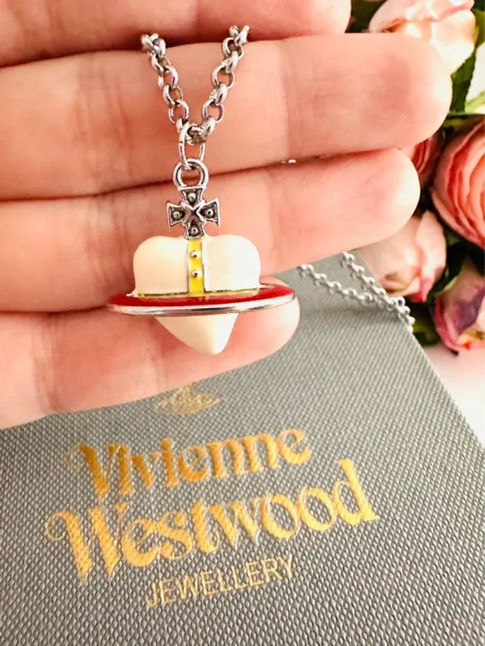 🪐Collier Vivienne Westwood orbite ivoire & rouge – Logo gravé sur le fermoir - photo numéro 7
