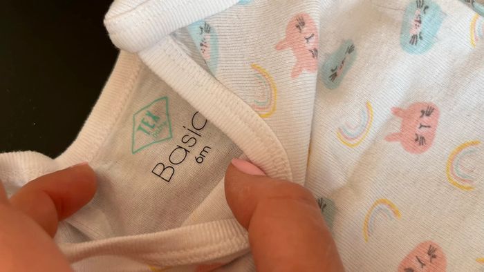 Lot de 4 bodys 6 mois - photo numéro 2