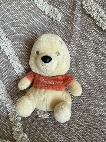 Peluche doudou 18cm Disney Winnie l’ourson rouge et jaune très bon état