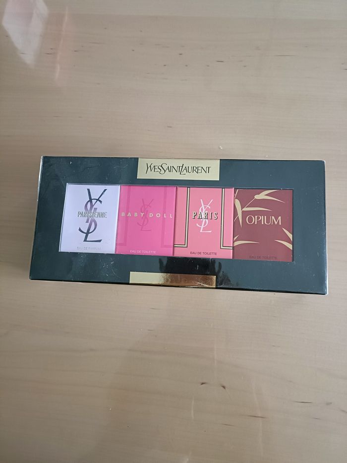 Coffret 4 miniatures de parfum + une palette de maquillage YSL - photo numéro 2