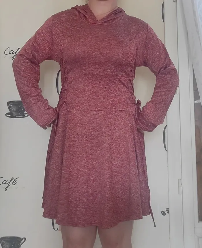 Robe asymétrique à capuche