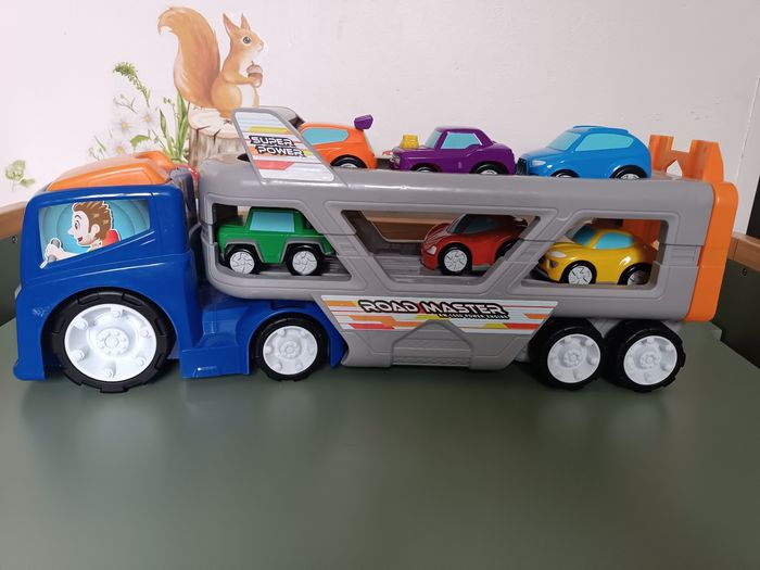 Jouet camion avec voitures