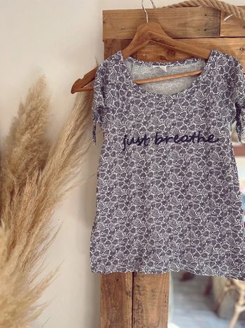 Tee-shirts à motif bleu et blanc avec noeud