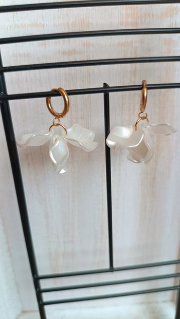 Superbe paire de mini créoles pétales blancs nacrés