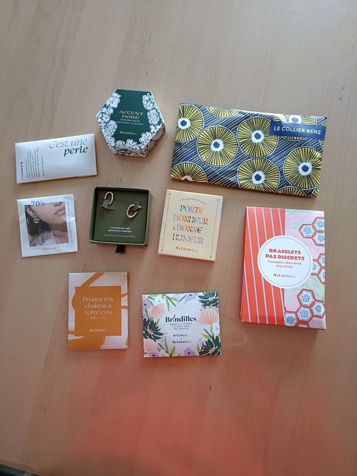 Lot de 9 bijoux avec boîte