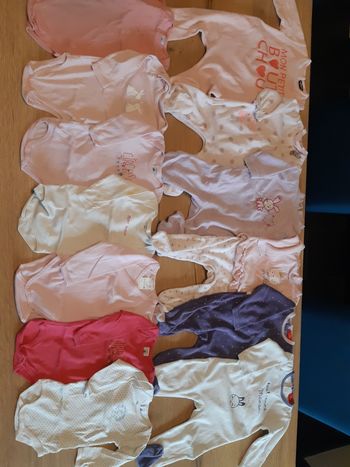 Lot pyjamas et bodies 9 mois
