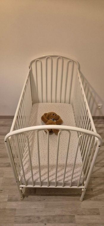 Lit à barreaux bébé