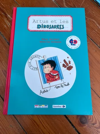 Livre rue des écoles « Artus et les Dinosaures »