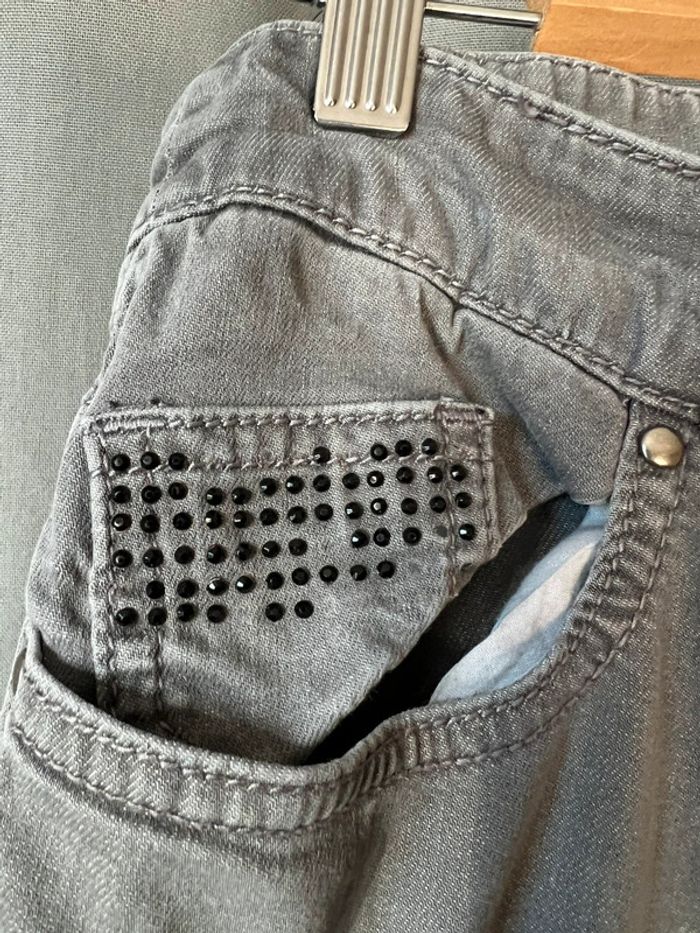 Jean gris marque woman taille 44 manque quelques strass voir photo en bon état - photo numéro 3