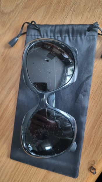 Lunette Ray Ban noir femme avec pochette