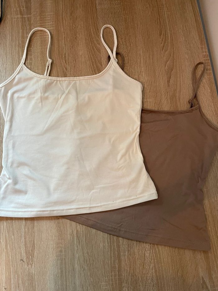 2 débardeurs blanc et marron