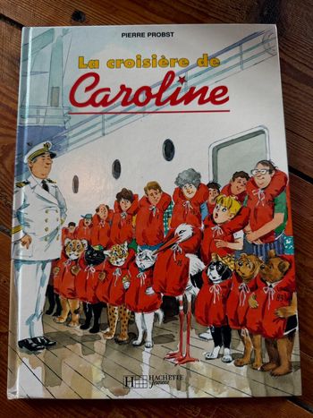 Couverture blanche TBE Livre bd album La croisière de Caroline Hachette