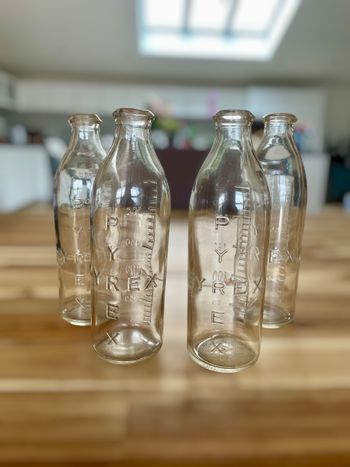 Lot de 4 bouteilles PYREX anciennes graduées – verre laboratoire vintage
