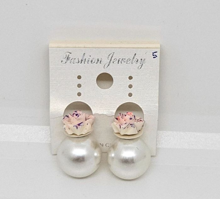 Paire de boucles d'oreilles.
Neuve.
Fleur 5