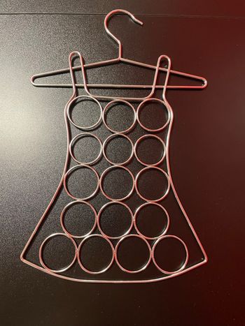 Cintre métallique gris porte-écharpes 16 anneaux 