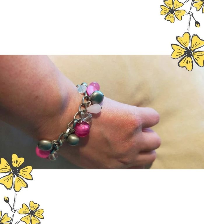 Bracelet chaîne argentée à breloques roses – perles fantaisie - photo numéro 6