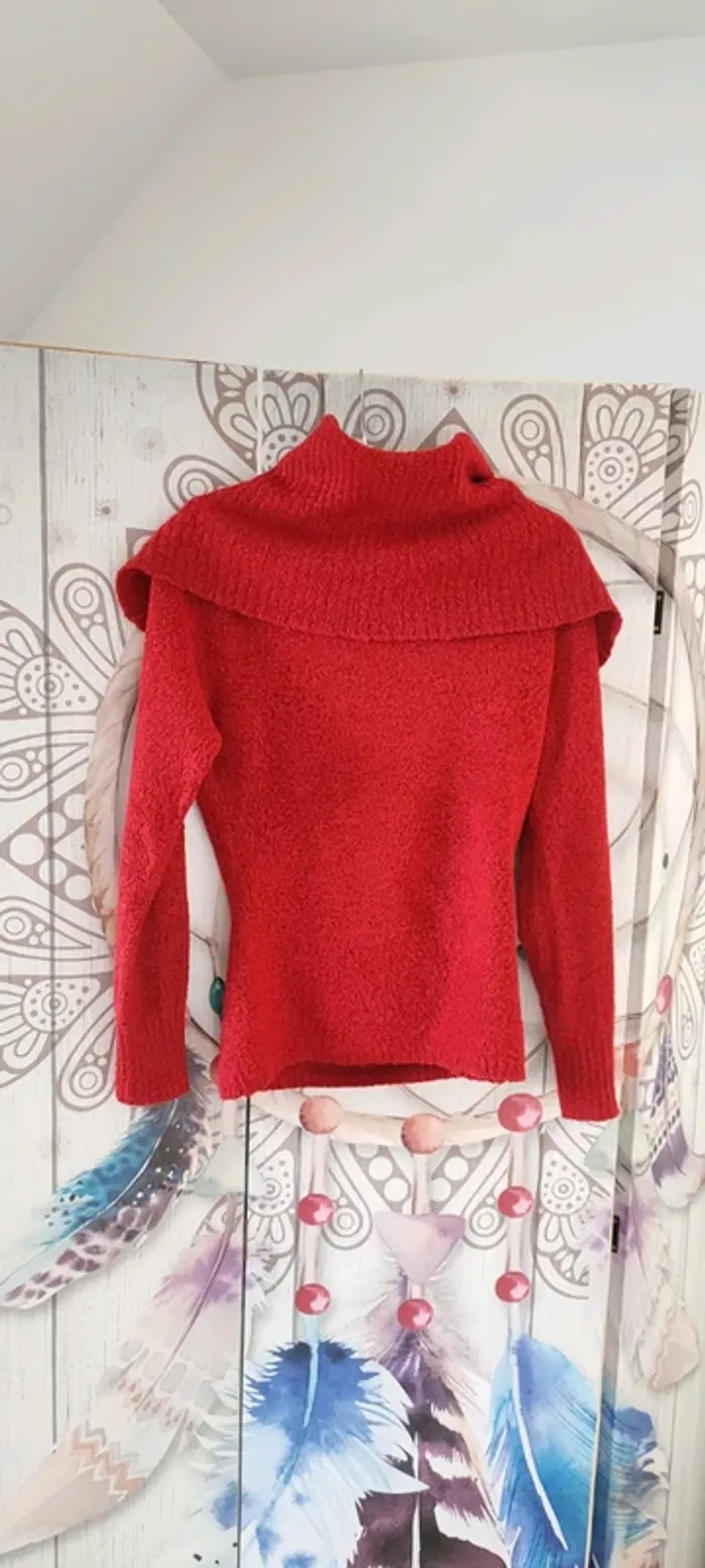 Pull rouge a grand col, matière douce