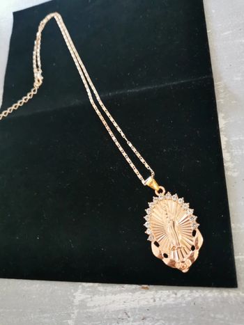 Collier et pendentif sainte vierge