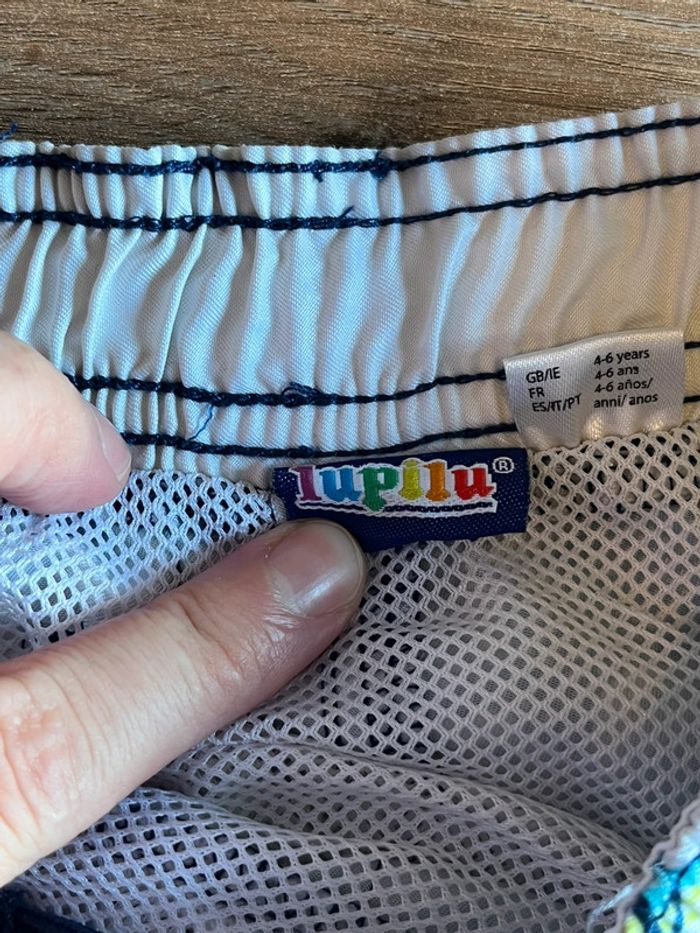 Je vend un short de bain garçon taille 110/116 cm très bon état - photo numéro 4