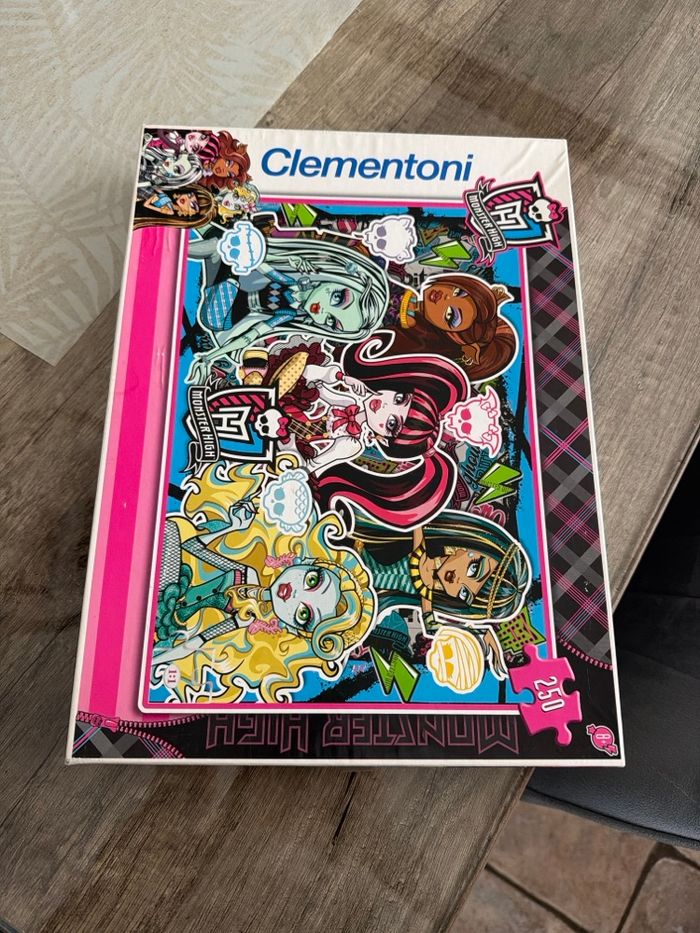 Puzzle Monster High Clementoni 250 pièces très bon état - photo numéro 4