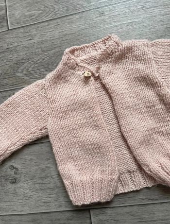 Gilet laine tricotée main rose pastel 9 mois