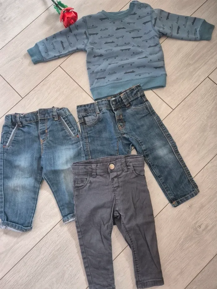 Lot de 3 pantalons et un sweat 12 mois - photo numéro 2