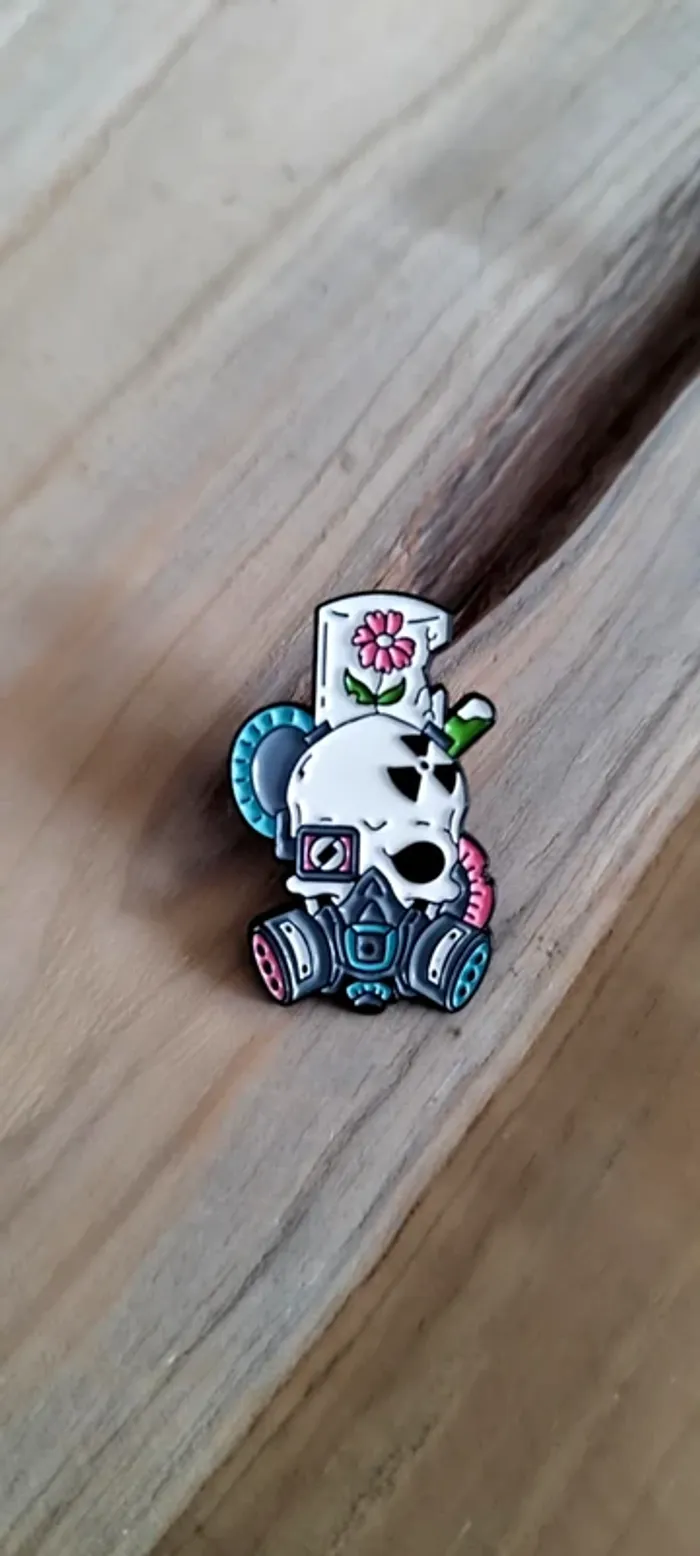 Lot 4 pin's Skulls têtes de mort - photo numéro 2