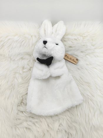 Doudou peluche marionnette Lapin blanc noeud papillon noir.