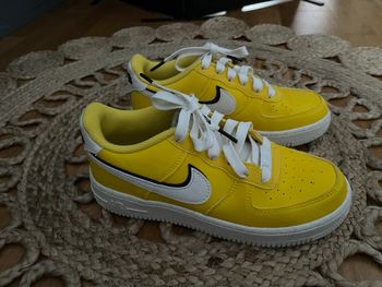 Nike jaune