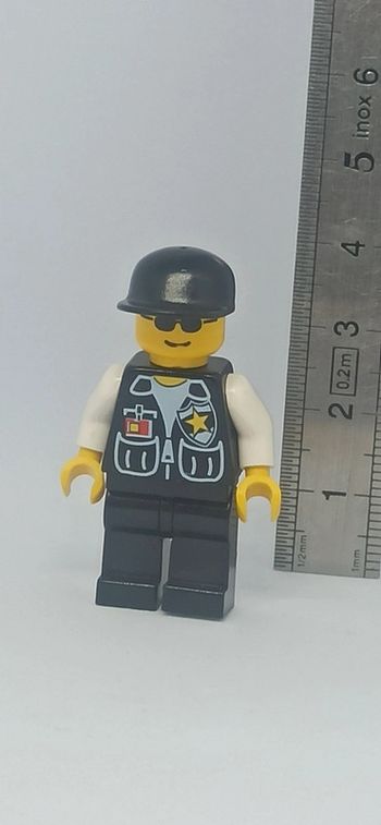 Homme sherif avec lunettes de soleil lego