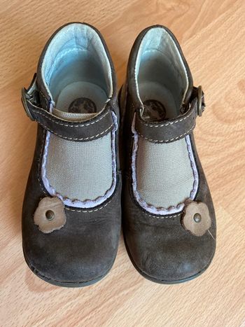 Belle paire de ballerines/babies en cuir marron Kickers T. 24 fille