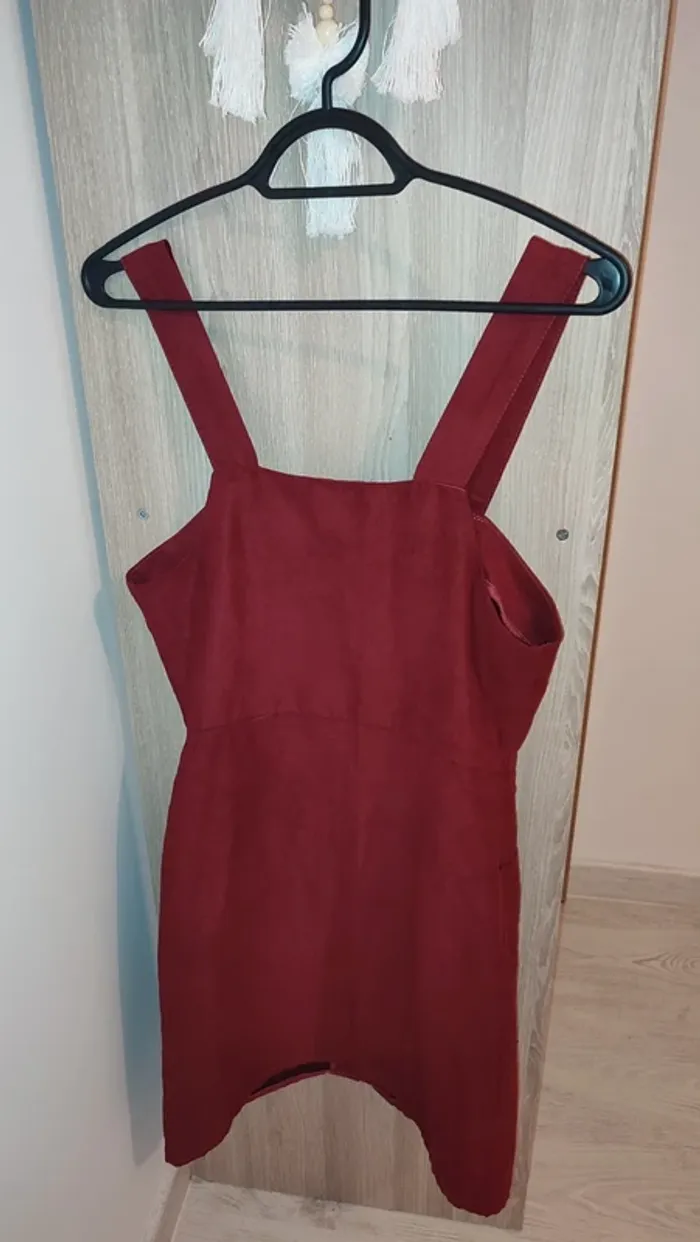 Robe salopette couleur bordeaux/rouge en tissu côtelé. - photo numéro 2