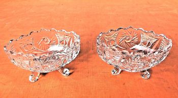 Années 1970  Deux coupelles oblongues baroques sur pied