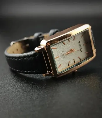 Montre rectangulaire noire & dorée, élégante