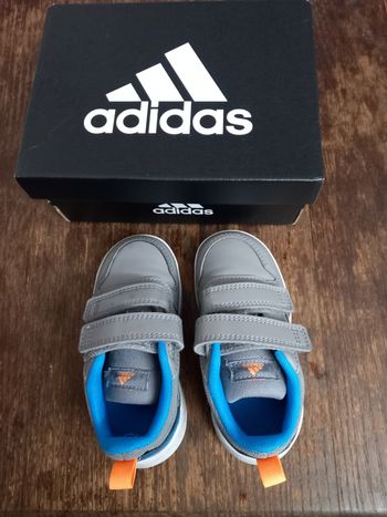 Basket Adidas taille 23 très peu porté