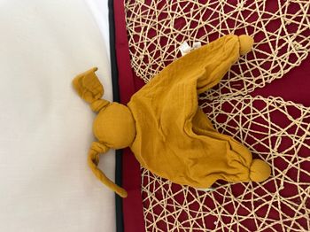 Doudou Floppy lange tissu bio jaune ocre HOPPA