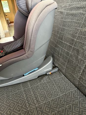 Siège auto avec attache