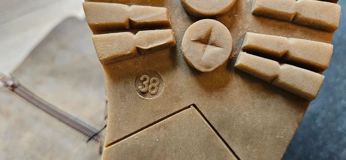 Paire de bottes en style daim, beige fonce, pointure 38 - photo numéro 3